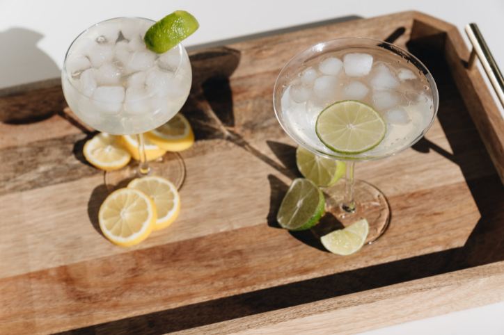 photo-of-glasses-on-wooden-tray