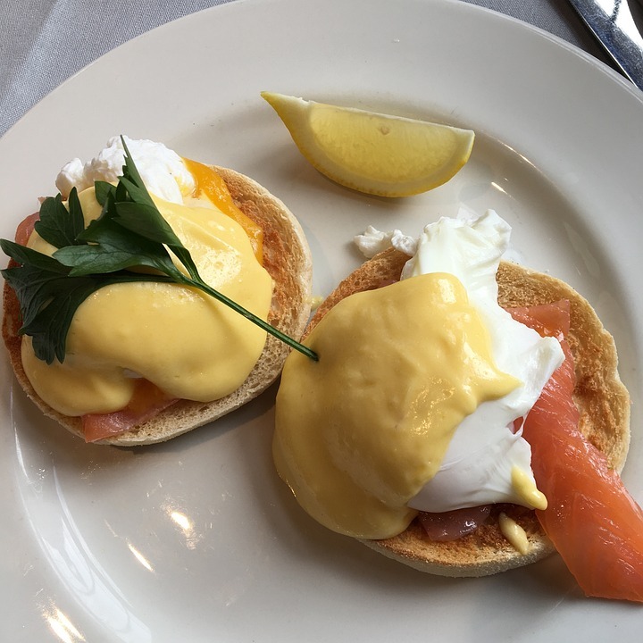 Breakfast eggs benedict