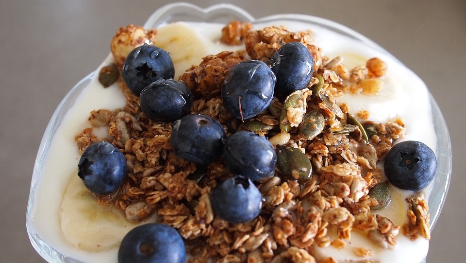 Yogurt granola blueberries fruit