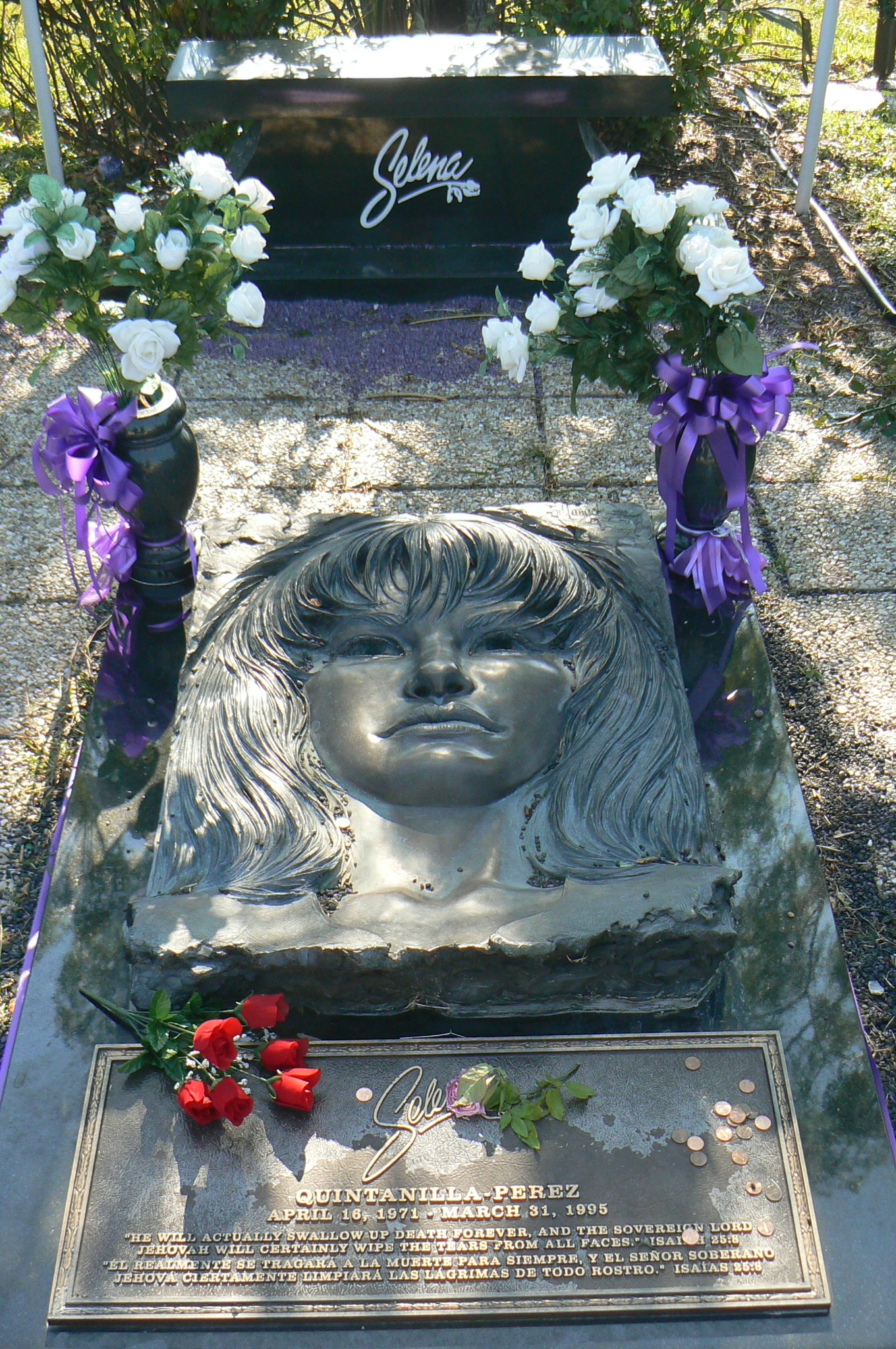 Selena’s-grave-at-Seaside-Memorial-Park-in-Corpus-Christi,-Texas